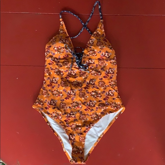 Cupshe Other - CUPSHE Cross-back Swimsuit